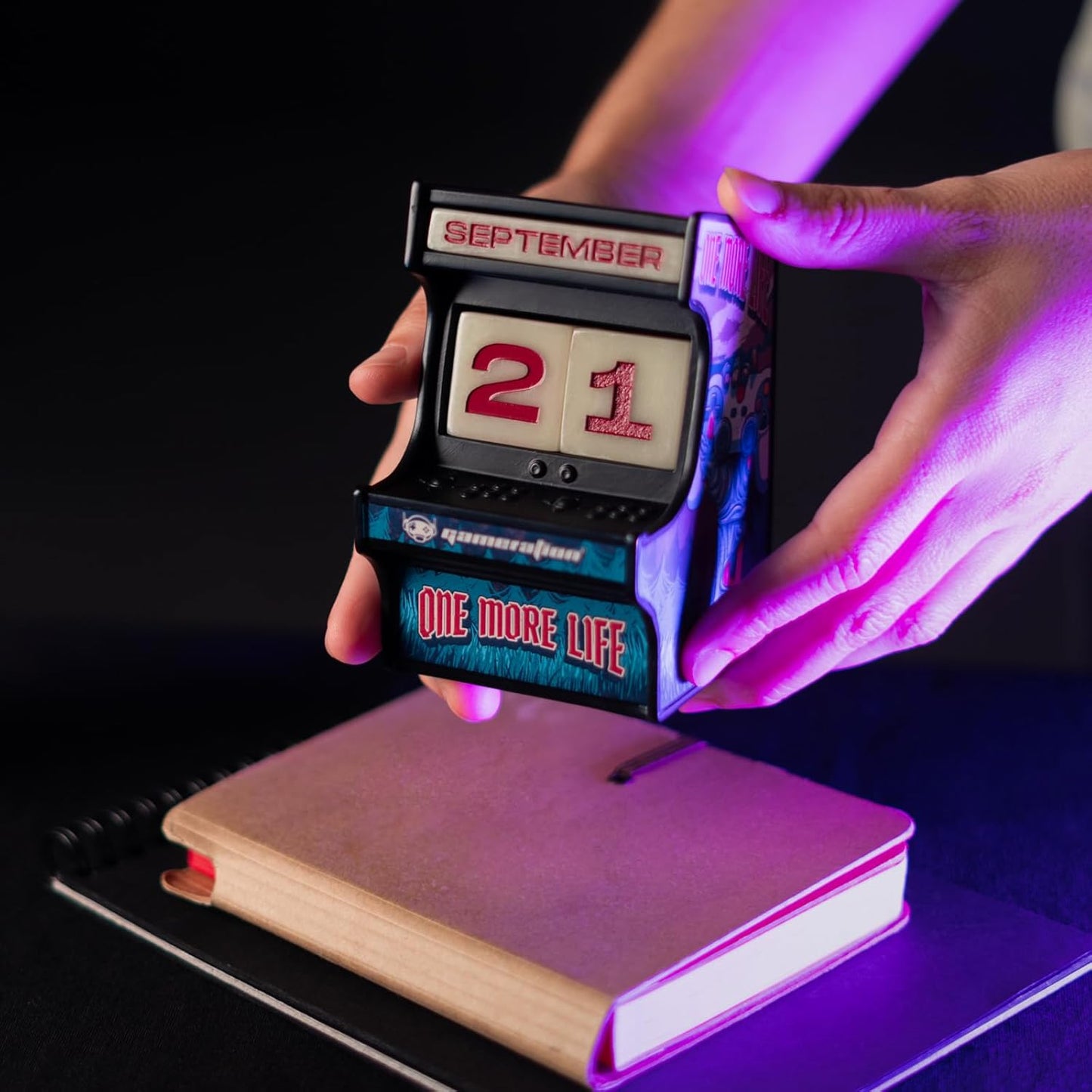Calendario Perpetuo Sobremesa Maquina Arcade - Decoracion Gamer : Setup Gaming Brilla En La Ocuridad - Regalos Gamer | Decoracion Escritorio, Decoracion Habitacion Juvenil